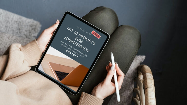Bewerbung schreiben mit Chat GPT Eine Frau sitzt auf einem Sessel und hält eine Tablet und einen Tabletstift.