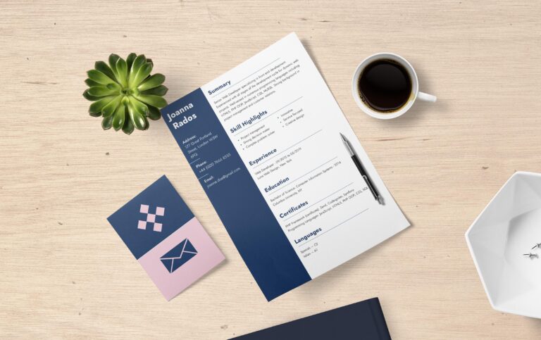 Schreibtisch-Ansicht mit Tagesplaner, Kaffeetasse, Pflanzen und farbigen Notizkarten – Symbol für Organisation, Struktur und produktiven Start.