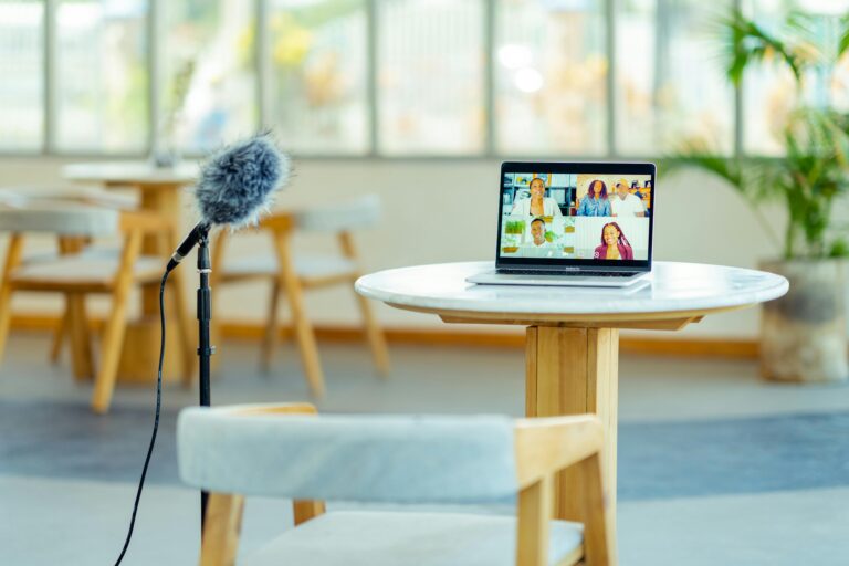 Ein Tisch mit einem Laptop zum Thema Meeting-Overload stoppen