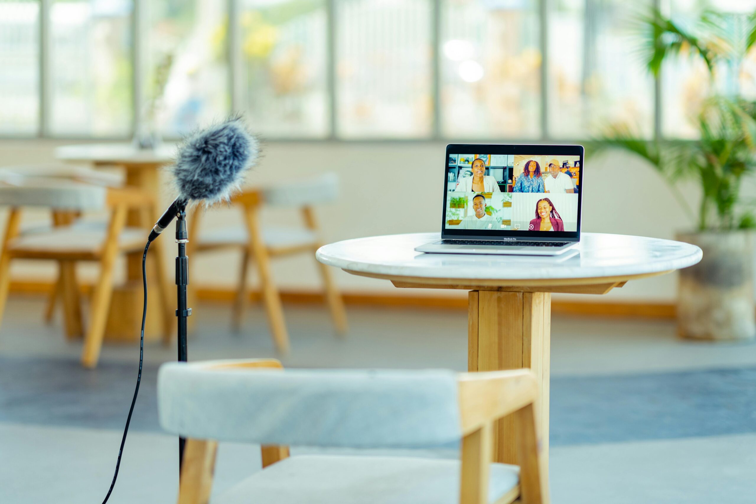Ein Tisch mit einem Laptop zum Thema Meeting-Overload stoppen
