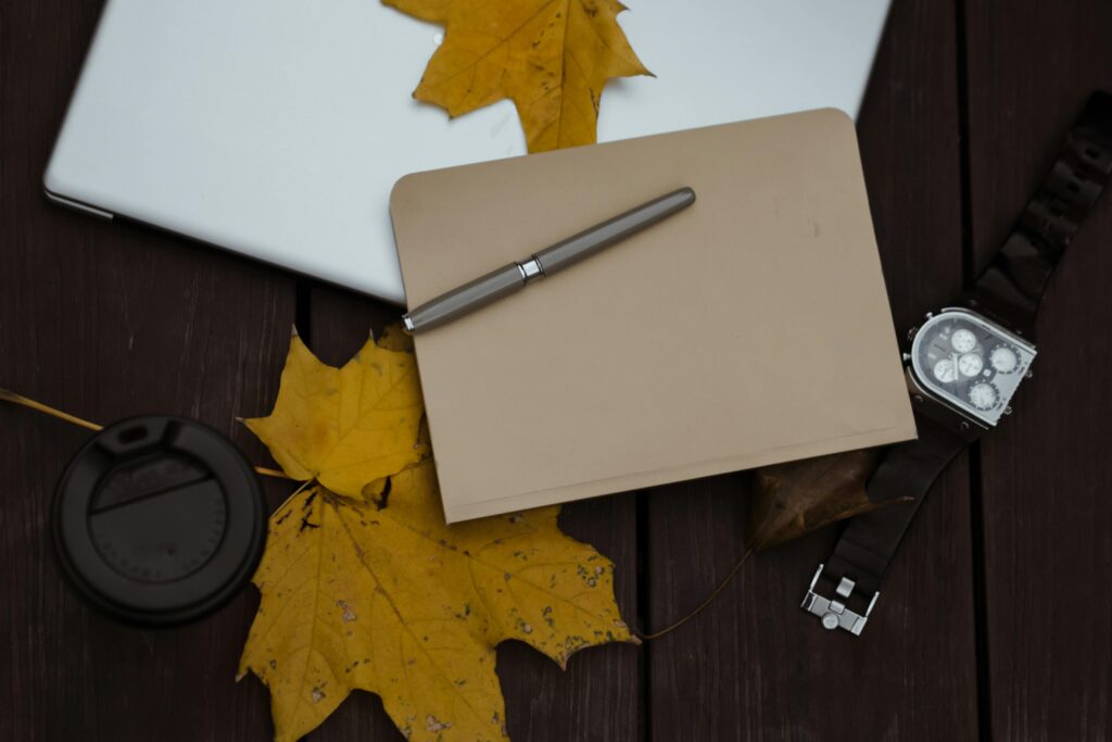 Notizbuch mit herbslichen Blättern zum Thema Tagslichtlampe fürs Büro