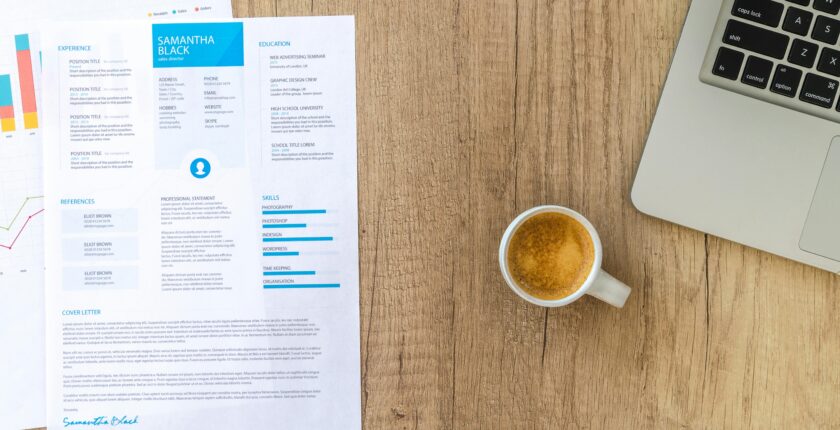 tisch mit lebenslauf und kaffee zum thema zum thema 5 überraschende fakten zum vorstellungsgespräch