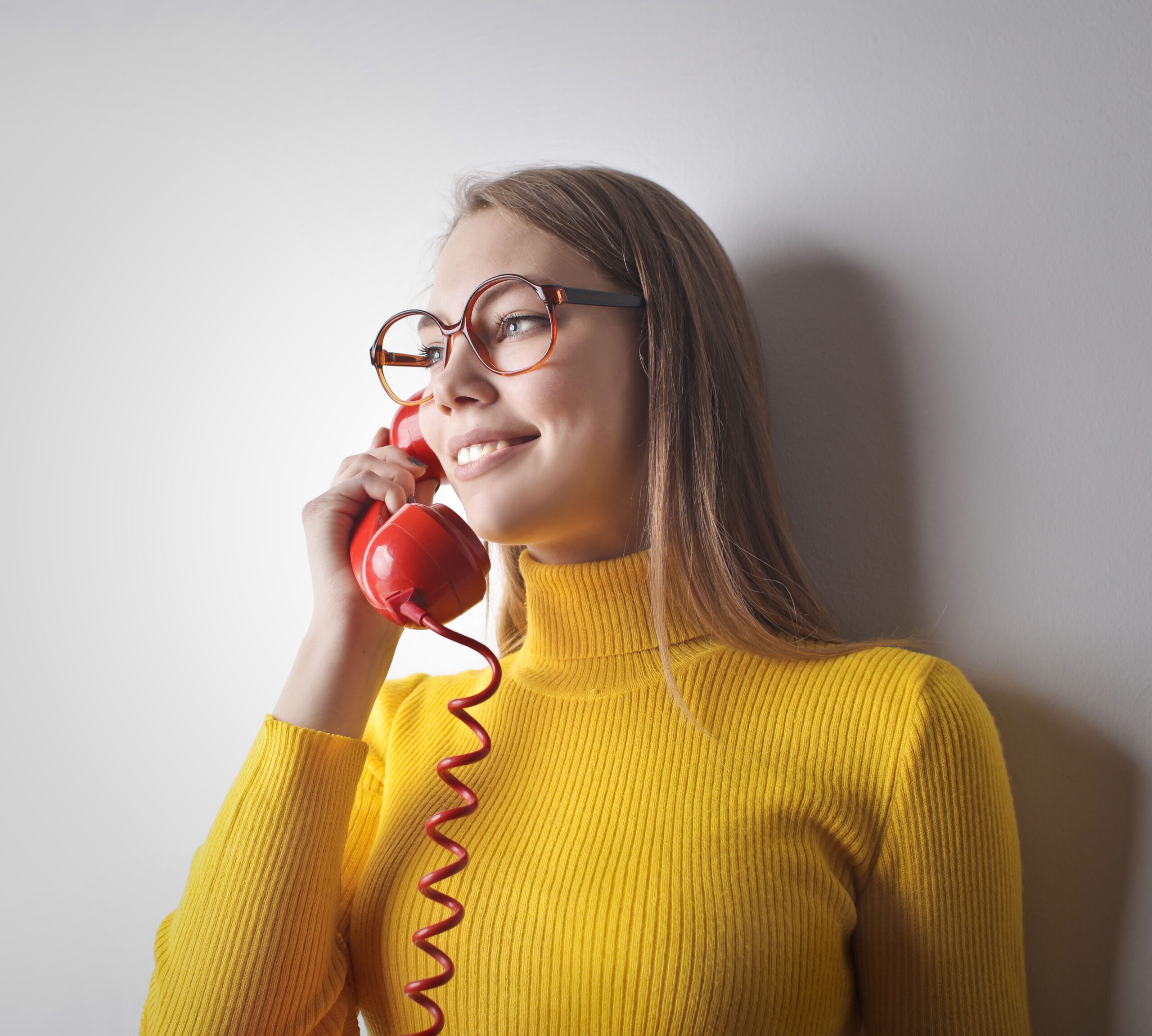 Frau am Telefon